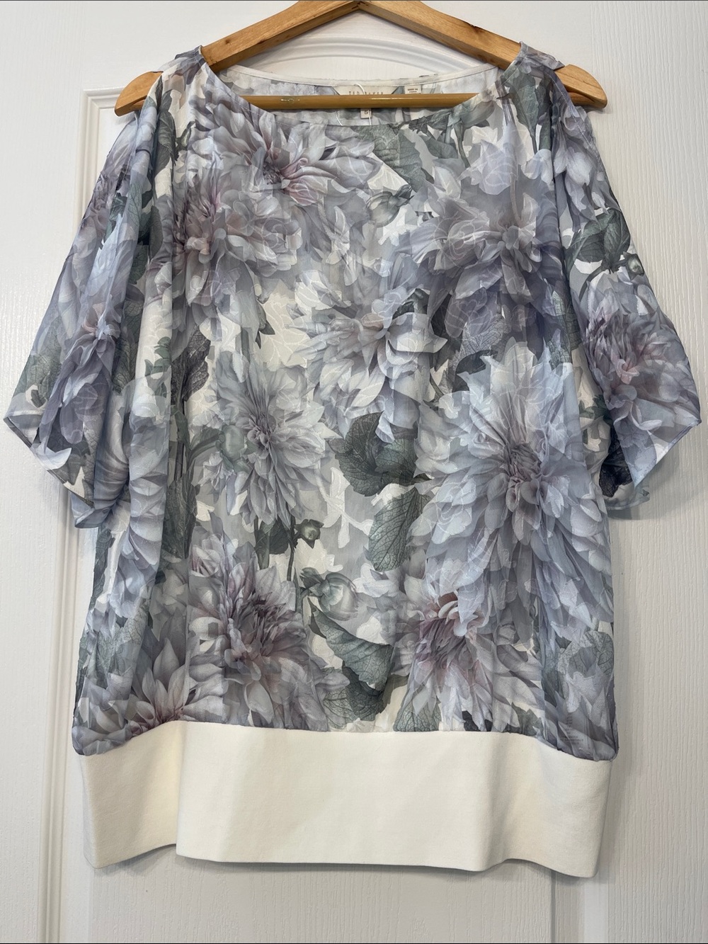 Ted Baker London Clove burnout blouse size 12 grey, white dahlia floral - Picture 2 of 8